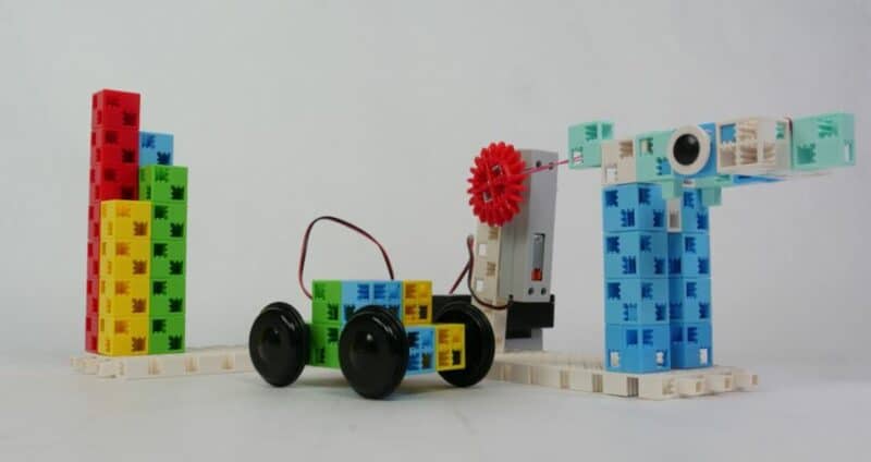 En atelier découverte, le petit codeur apprend à construire une tour de contrôle et un lanceur d'avions qu'il code avec Scratch