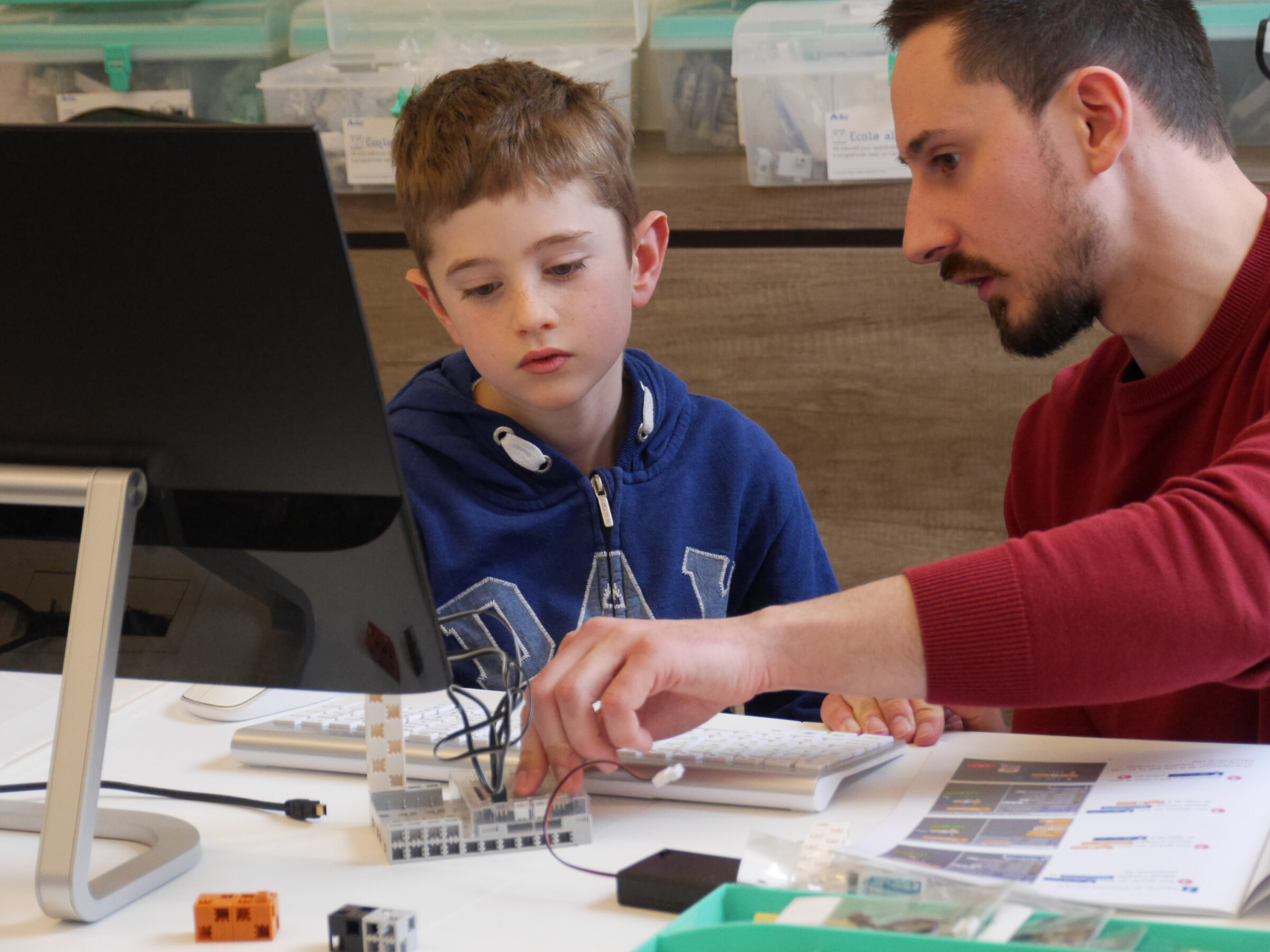 Enfant suivant les instructions du formateur