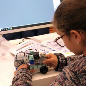 leçon de code_algora quimper avec une fille faisant un jeu de création avec scratch