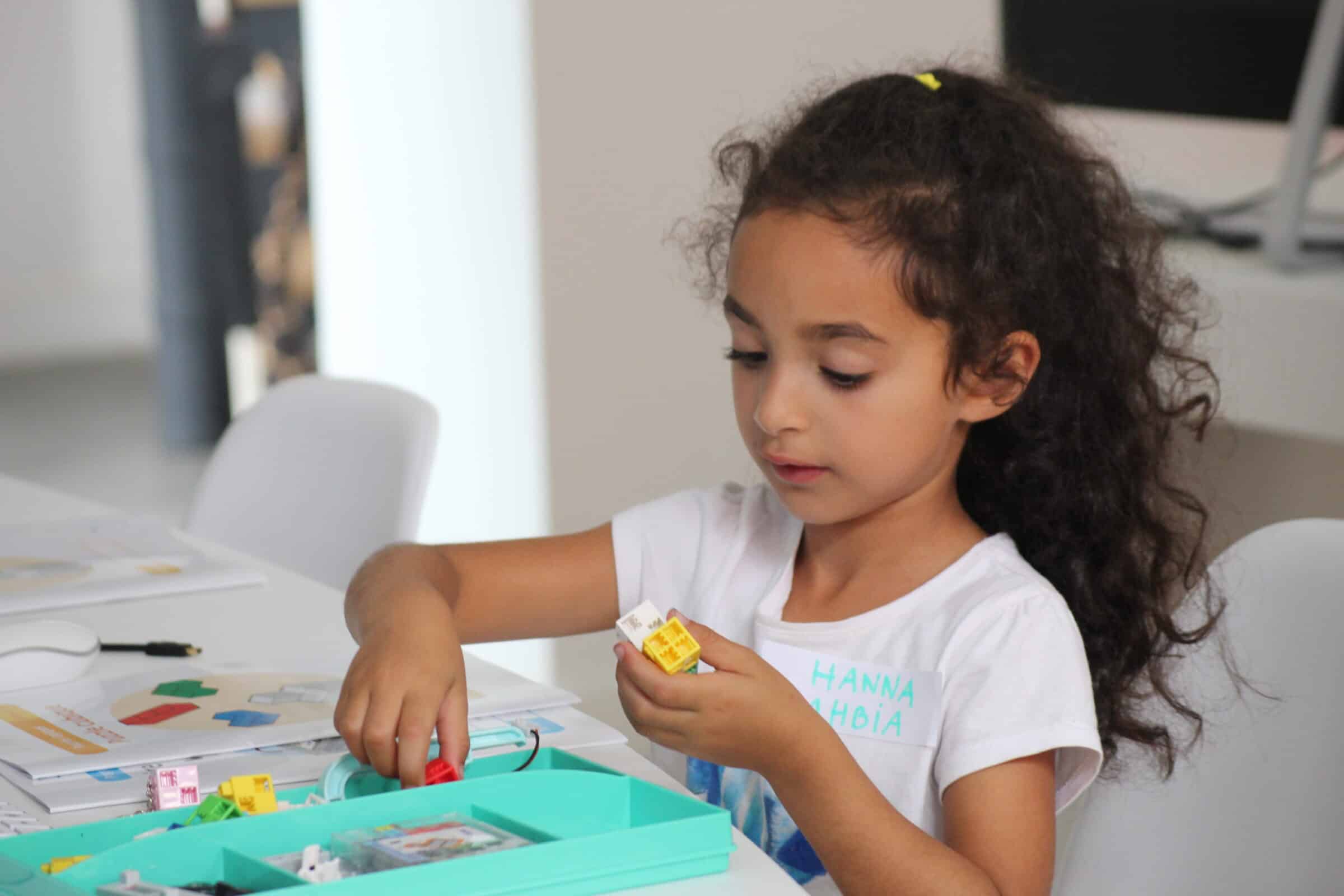 fille montant les cubes pour le montage de son robot à Nantes La Beaujoire