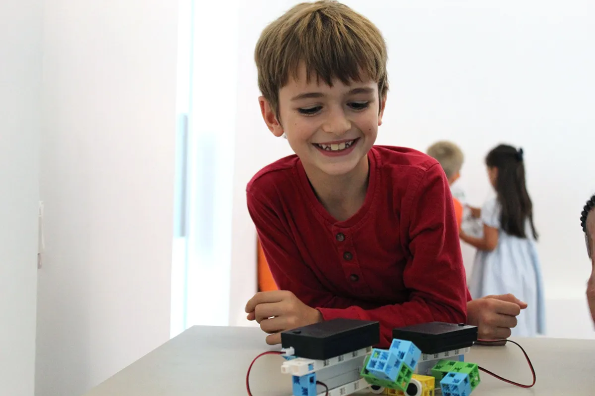 Enfant ayant créé un sumobot lors de l'un de ses premiers cours