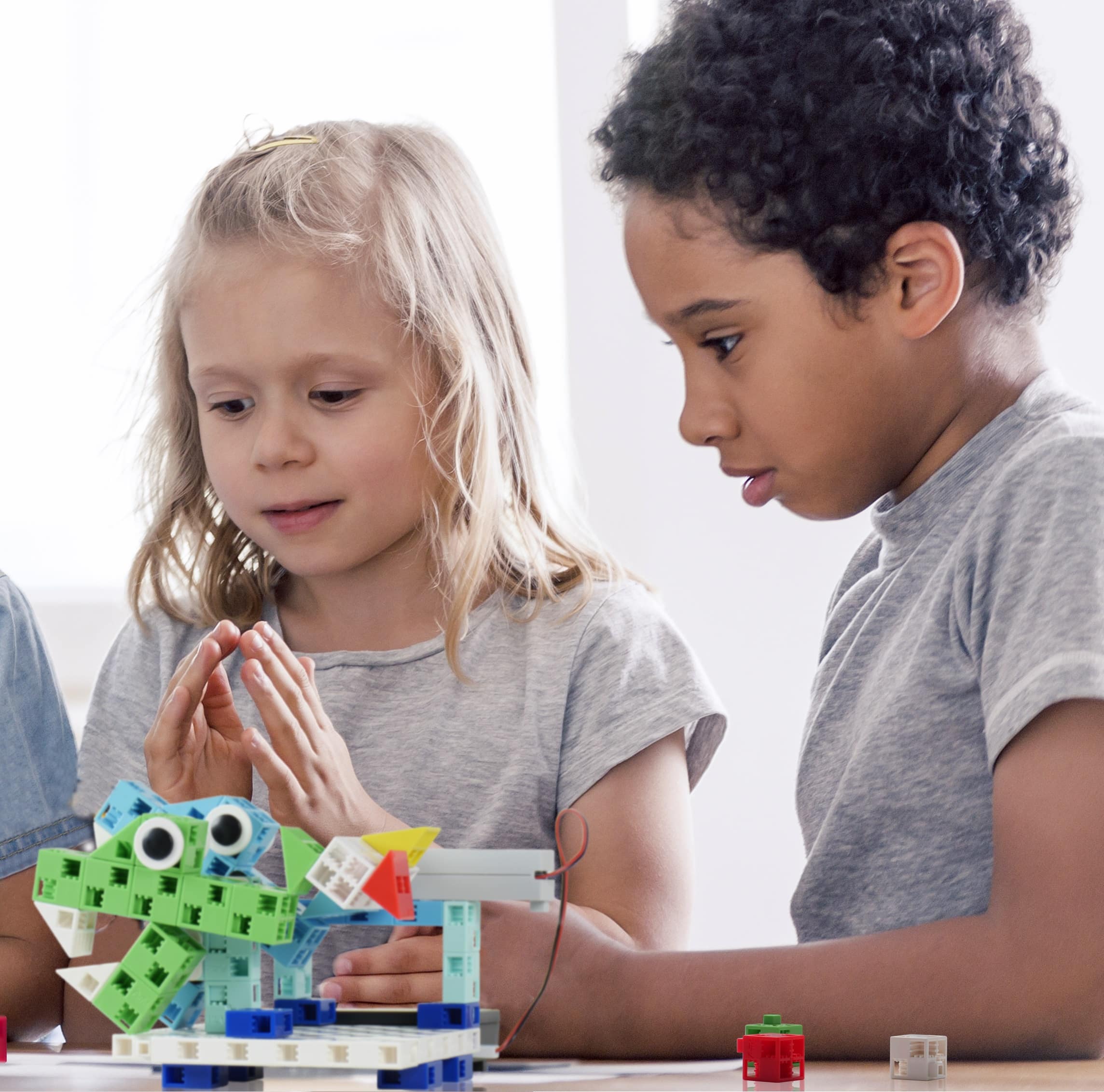 Kids in extracurricular stem club
