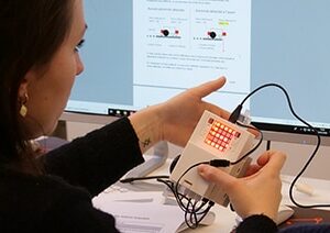 Femme qui programme Python avec carte ESP32