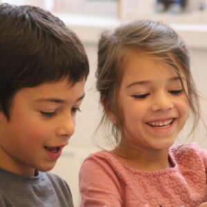 deux enfants contents de coder un crocobot