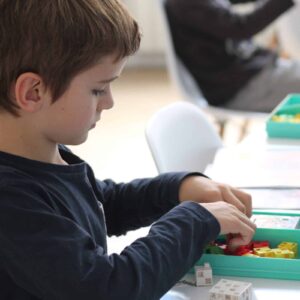 Garçon à la découverte de la construction 3D en cursus 6-9 ans