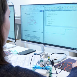 Jeune femme qui fait du deep learning sur son ordi