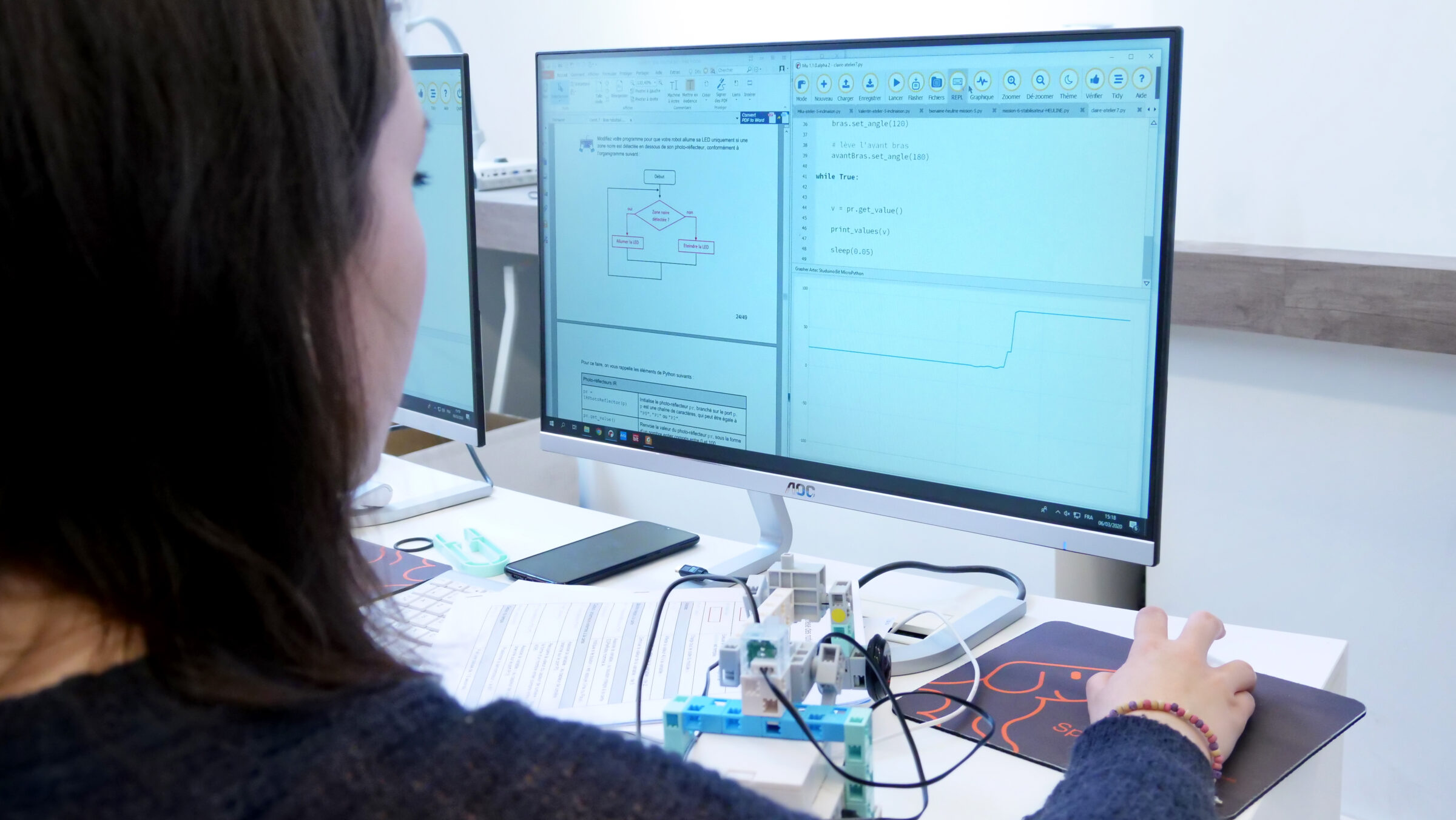 Jeune femme qui fait du deep learning sur son ordi