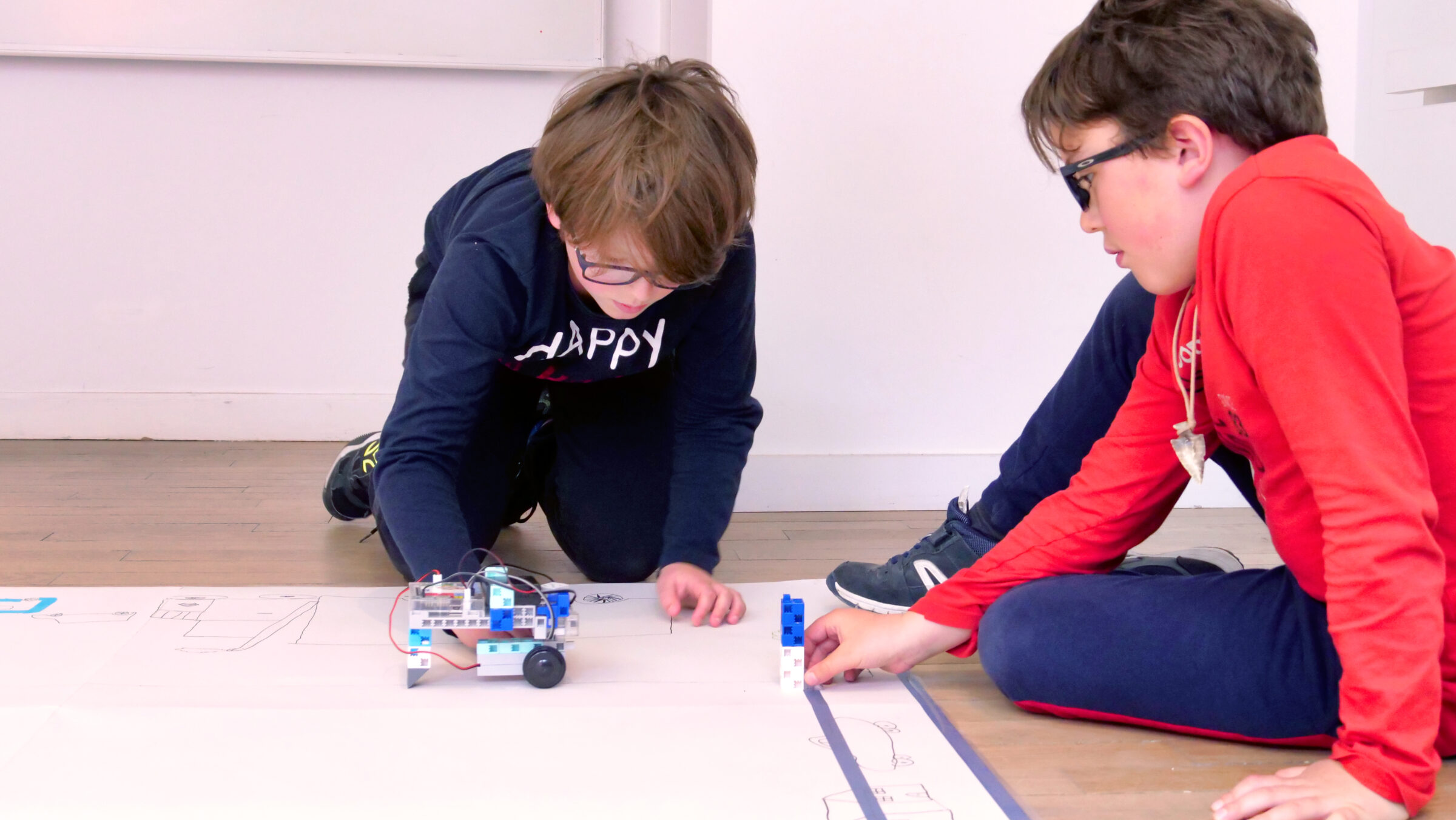 Les jeunes apprennent à programmer une voiture autonome pour rentrer en compétition le dernier jour du stage