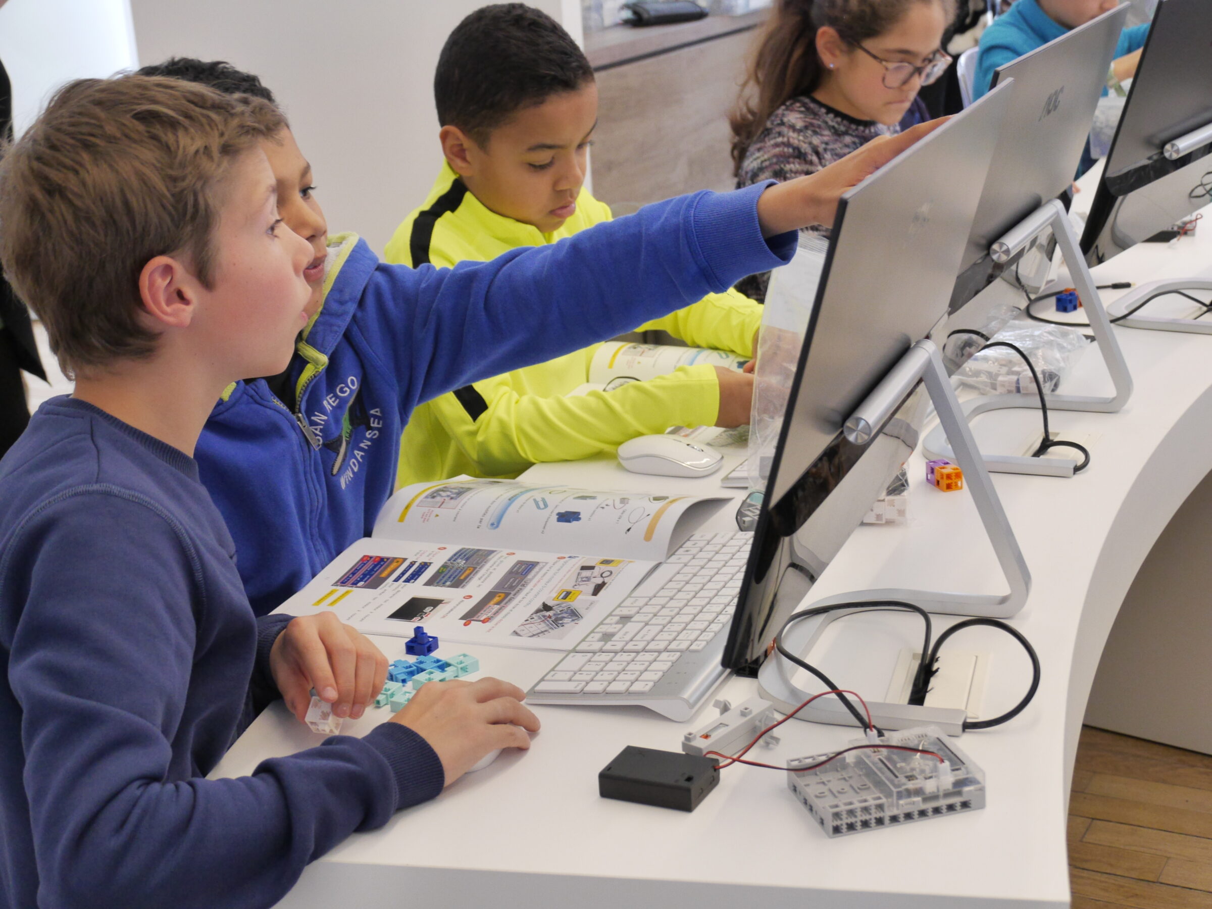 cours 9-14 garçons et filles concentrés sur les ordi