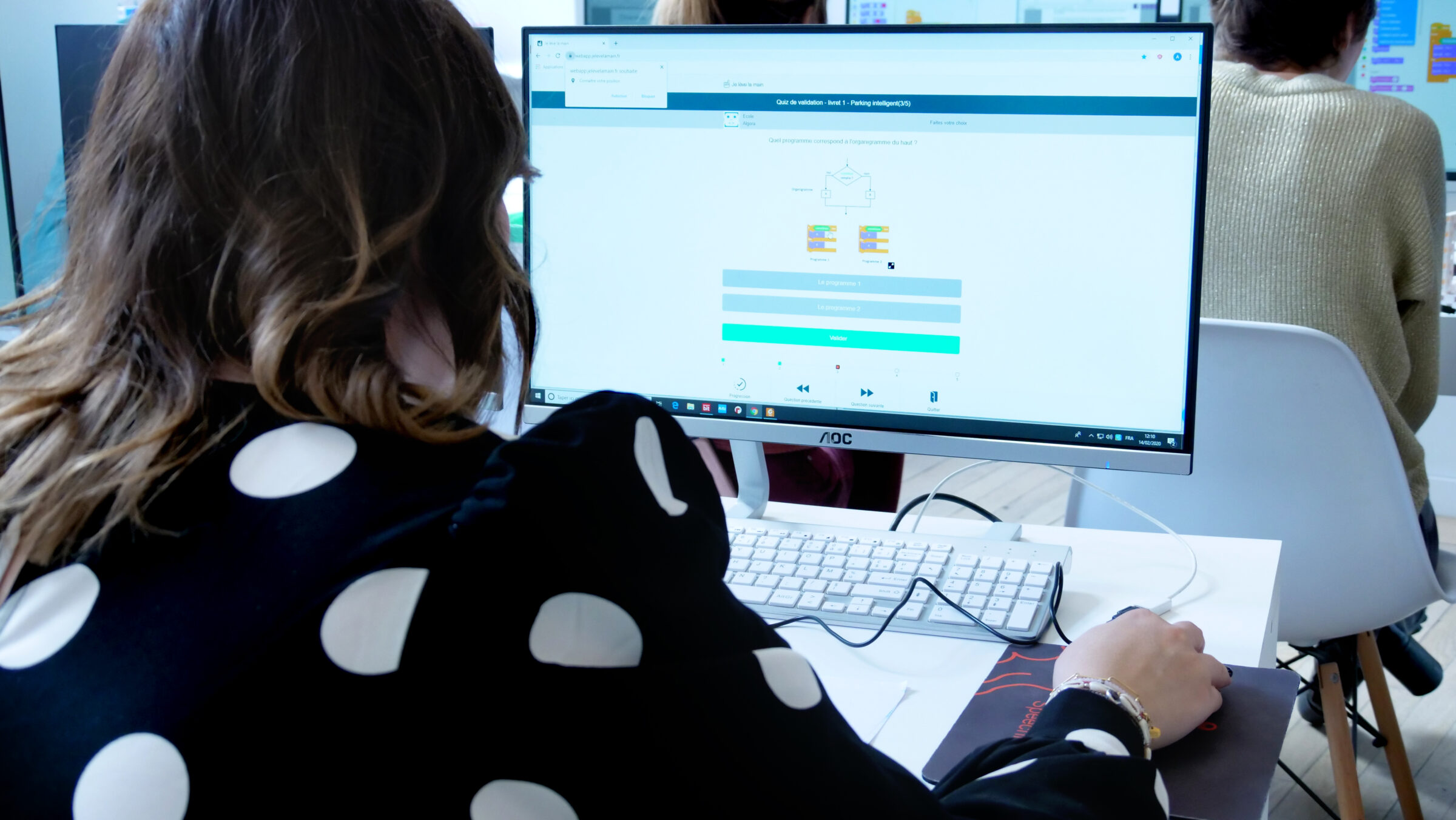 femme effectuant de la programmation Python