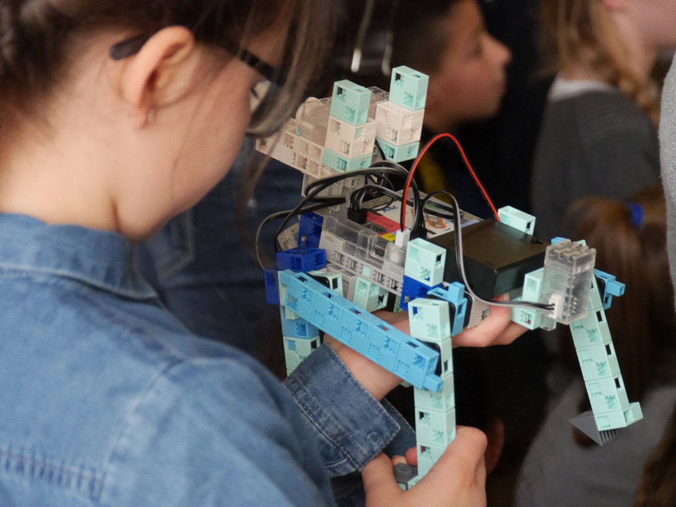 Petite fille jouant avec son robot chien