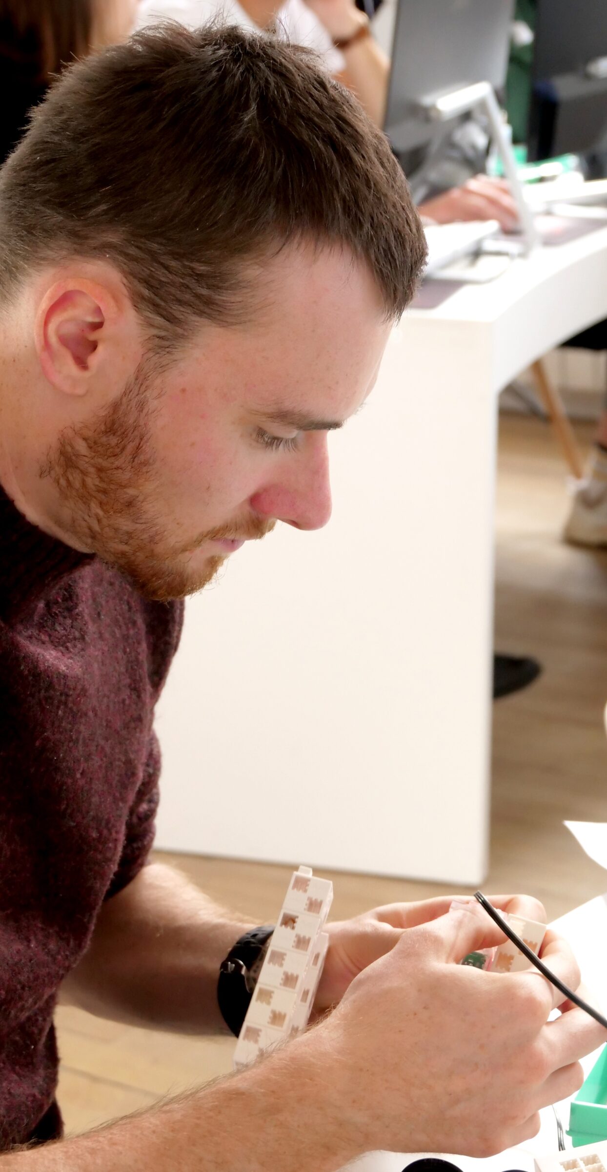 homme effectuant des branchements sur son robot intelligent