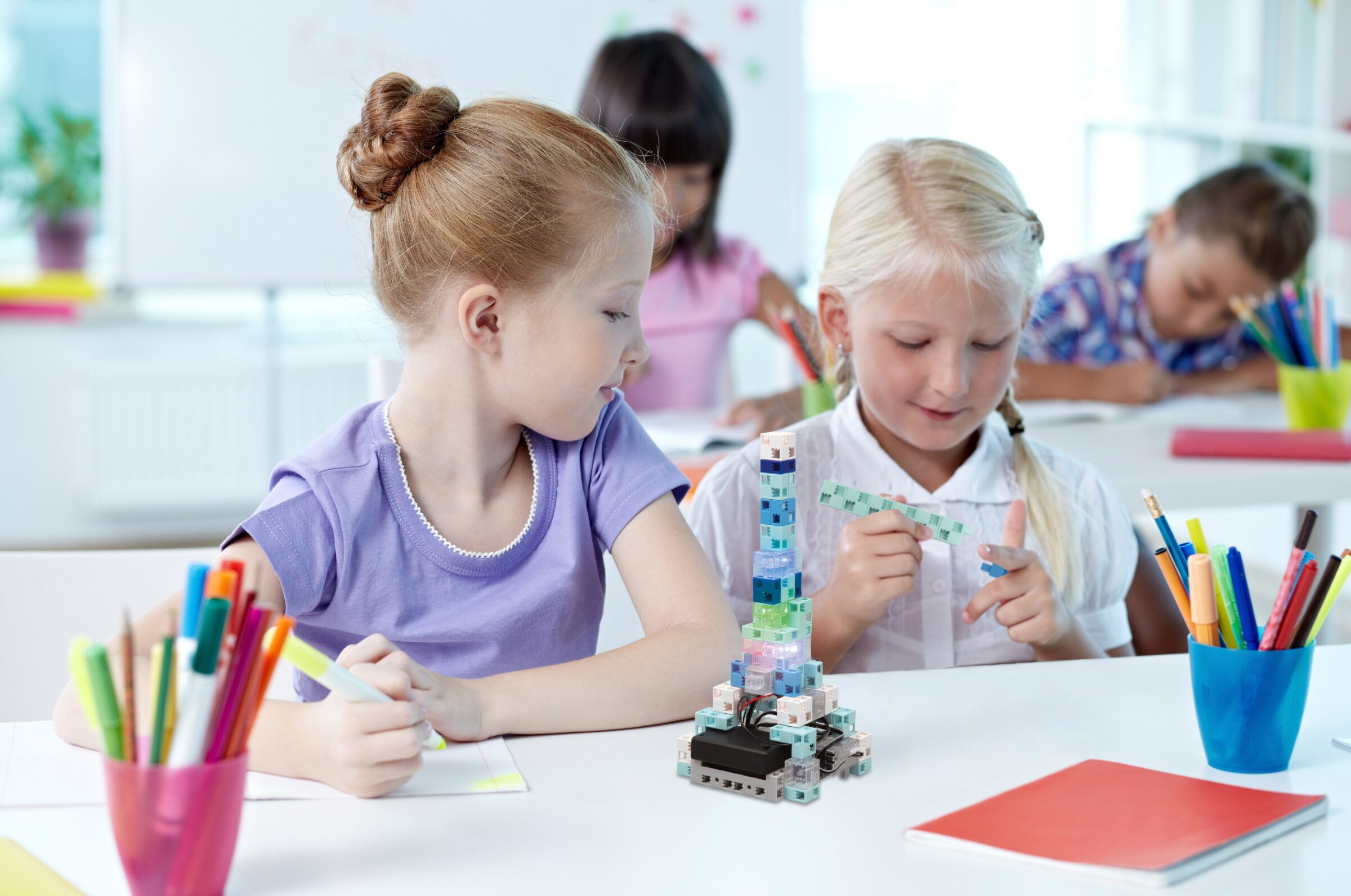 Filles en stage aquarium magique faisant une activité artistique pur décorer leur robot